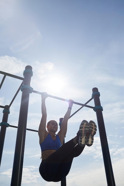 Fit vrouw opknoping op bar