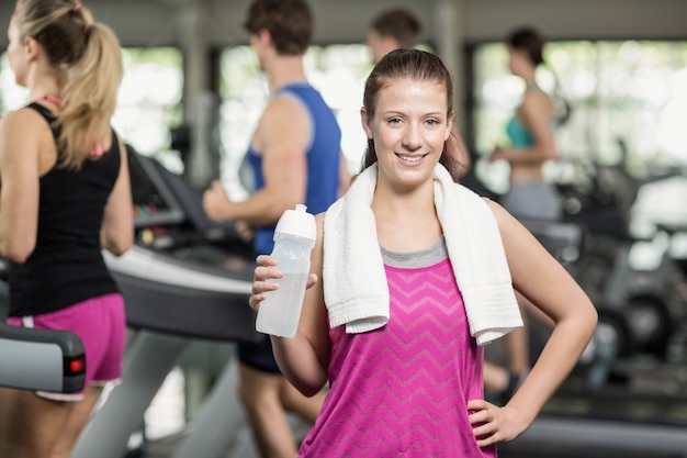 Fit vrouw poseren met de handen op de heupen op sportschool