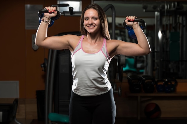 Fit vrouw trainen met een waterkoker Bell