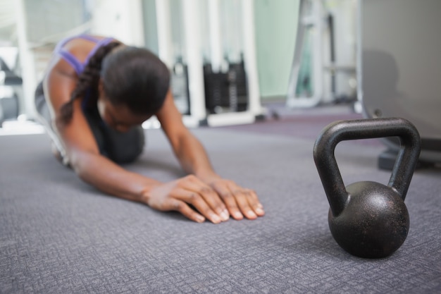 Fit vrouw uit te werken met kettlebell