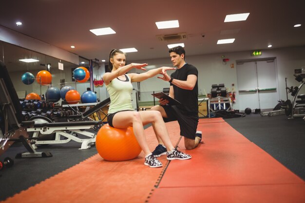 Fit vrouw uit te werken met trainer