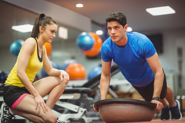 Fit vrouw uit te werken met trainer