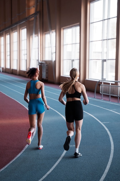 Fit vrouwen die samen rennen full shot