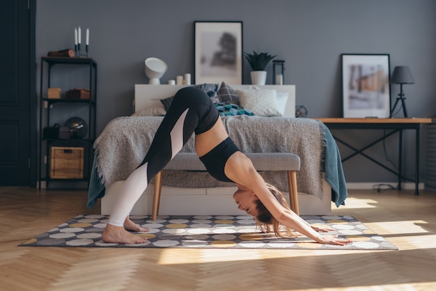 Montare la donna facendo stretching allenamento mattina a casa.