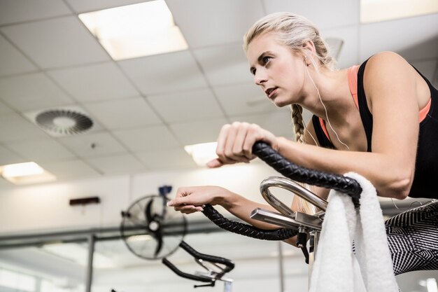 Donna adatta sulla cyclette in palestra