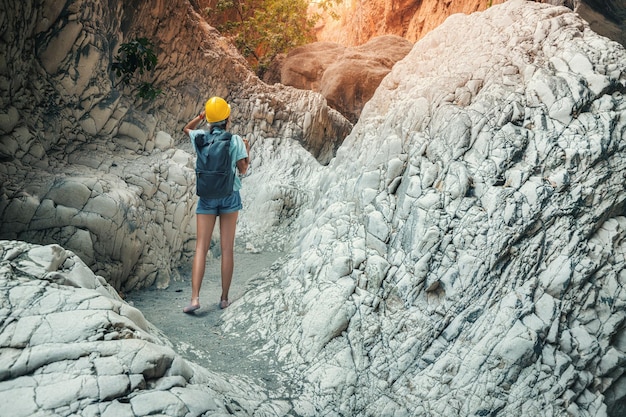 Фит женщина в шлеме занимается каньонизмом и пешеходством вдоль ущелья Сакликент в Турции Исследование и активные занятия на открытом воздухе и отдых