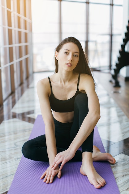 Photo fit woman relaxing on mat