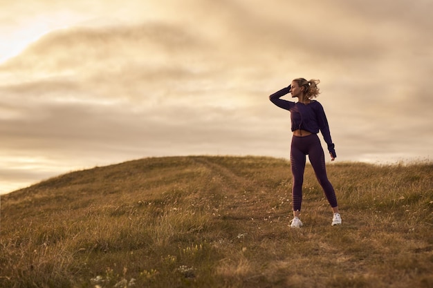 Donna in forma che riposa dopo aver fatto jogging nella natura