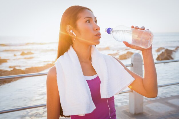 プロムナードで休息と飲み水を合わせる女性