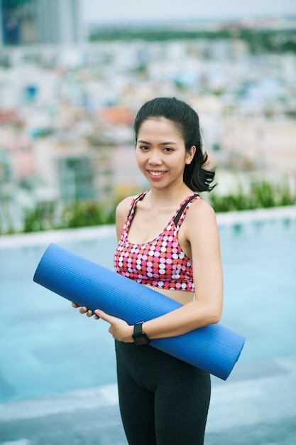 屋外で立ってフィットの女性