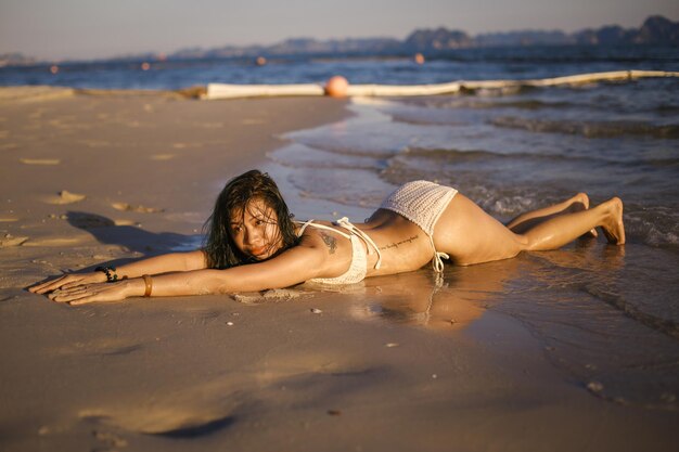 Photo fit women in bikini on summer beach