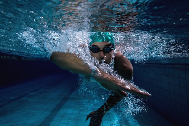 Fit zwemmer training door hemzelf