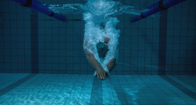 Fit zwemmer training op zijn eigen