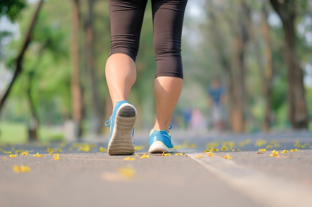 fitness benen van de vrouw wandelen in het park, vrouwen lopen en oefenen. Sport en welzijn