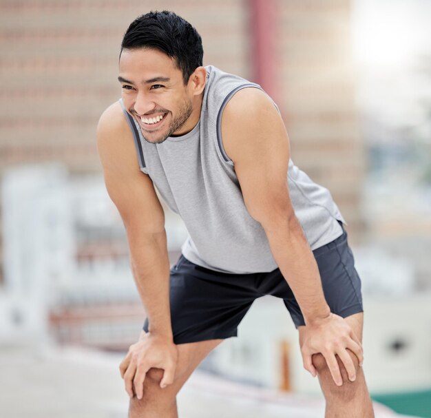 フィットネス休憩休憩と幸せな男の都市運動とトレーニングとフィットネス ボディ トレーニングと健康的なライフ スタイルの屋外でのモチベーション笑顔疲れてスポーツ チャレンジの後の呼吸都市のアスリート