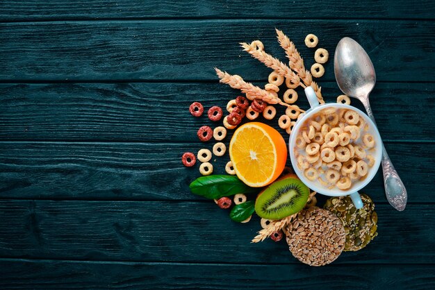 Foto fitness colazione muesli latte frutta noci e semi su una superficie di legno vista dall'alto spazio libero per il testo