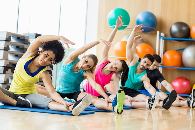 Photo fitness class exercising in the studio