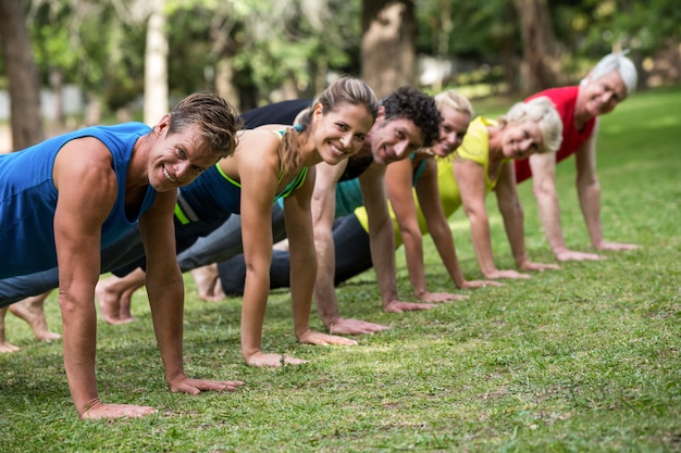 Фитнес-класс практикующих йогу