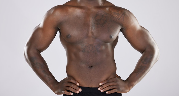 Foto fitness close-up en gespierde zwarte man gezondheid en welzijn met man op grijze studio achtergrond nigeriaanse mannelijke zelfverzekerde atleet of bodybuilder met romp, buik en spieren met verzorging en borstspieren