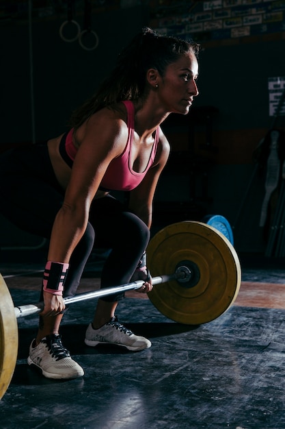 Foto concetto di fitness con formazione donna con barbell