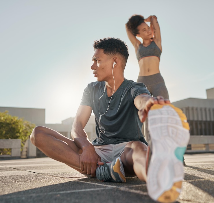Photo fitness couple and stretching in the city for exercise workout or healthy cardio training warm up in the outdoors man and woman in morning stretch together in a urban town for health and wellness