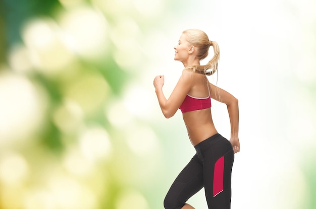 피트니스 및 다이어트 개념 - 달리기 또는 점프하는 아름다운 스포티 여성