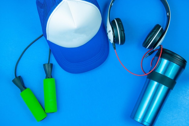 Accessori per attrezzature per il fitness su sfondo blu oggetti per l'allenamento con vista dall'alto