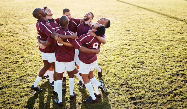 Foto campo fitness e gruppo in una riunione con strategia di motivazione e coordinamento dopo l'allenamento collaborazione sportiva e squadra di atleti maschi in unità prima di una partita o di una partita in uno stadio in erba