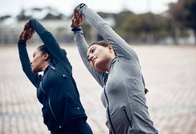 Foto fitness amici donna e stretching in città per allenamento esercizio e allenamento per la salute all'aria aperta donne attive nella routine mattutina tratto per cardio esercizio nella motivazione sportiva