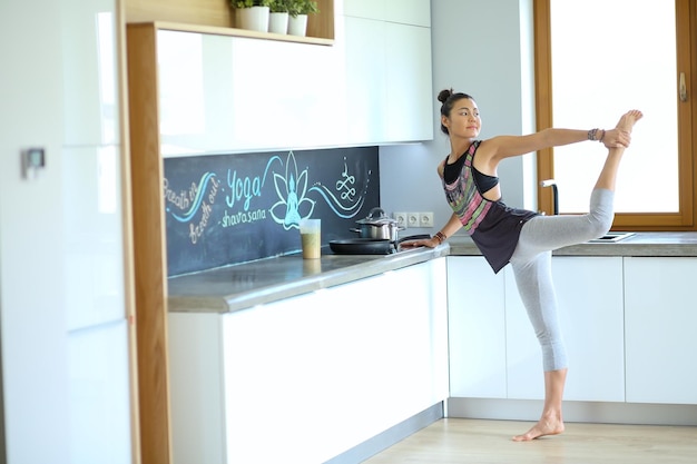 Ragazza di forma fisica che cucina cibo sano in cucina donna cucina cucina