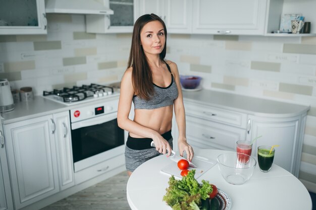 Финес девушка на кухне