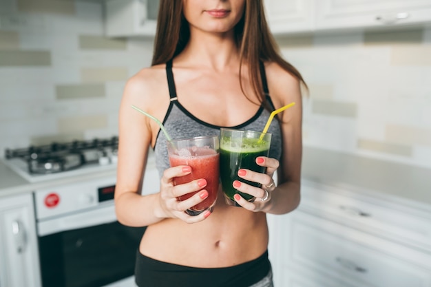 Photo fitness girl drinking fruit juice