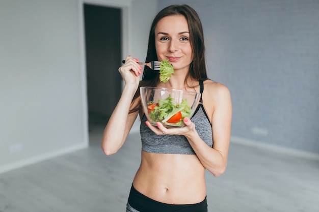 Ragazza di forma fisica mangiare sano cibo