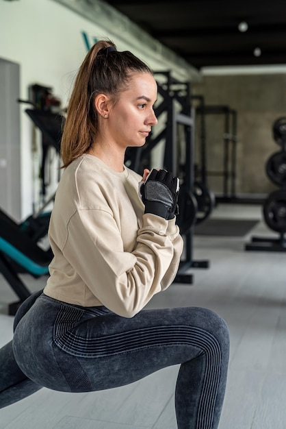 フィットネスの女の子は彼女の好きなスポーツ スポーツ コンセプト スポーツ女性をやっているジムでリラックスします。