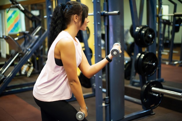 Ragazza fitness. ragazza atletica sexy che risolve in palestra. donna fitness facendo esercizio