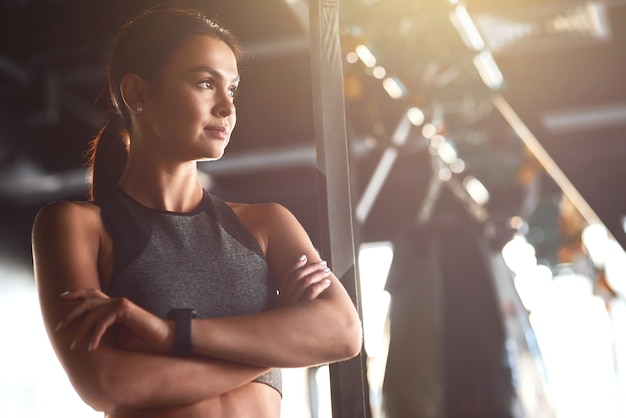 Photo fitness girl young attractive fit woman wearing sportswear keeping arms crossed and looking away