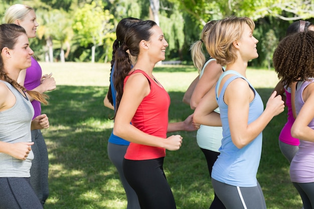 Foto fitness groep joggen in het park