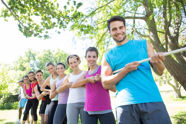 Foto gruppo di forma fisica che gioca tiro alla fune