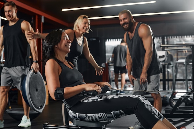 Foto fitness palestra amico divertendosi con il lavoro di squadra in palestra e il concetto di stare insieme