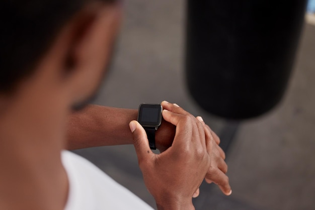 시간 건강 앱 또는 건강 목표 추적을 위한 스마트 시계가 있는 피트니스 짐 및 손 운동 또는 운동 목표를 모니터링하기 위해 디지털 기술을 사용하는 스포츠 훈련 및 흑인 또는 운동선수