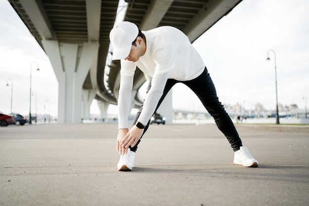 L'uomo di allenamento di ginnastica fitness mette in mostra uno stile di vita attivo in città