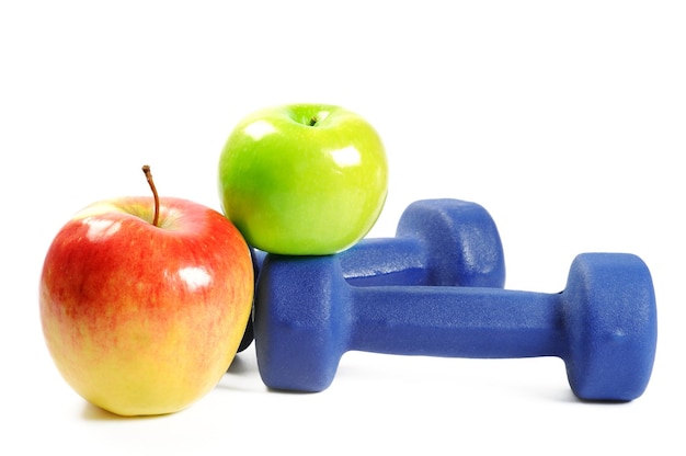 Fitness halters en fruit op witte achtergrond