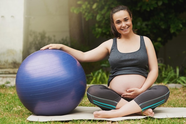 Fitness is de beste vriend van een moeder Volledig portret van een aantrekkelijke jonge zwangere vrouw die buiten aan het sporten is