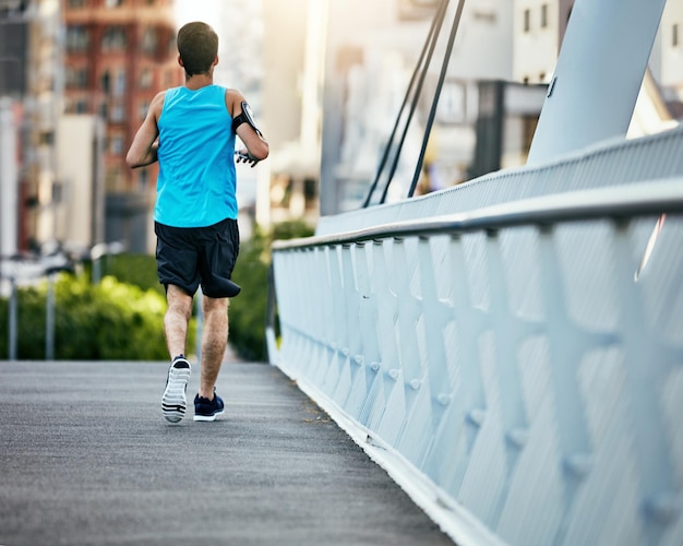 Il fitness è un viaggio inquadratura posteriore di un bel giovane che si allena in città