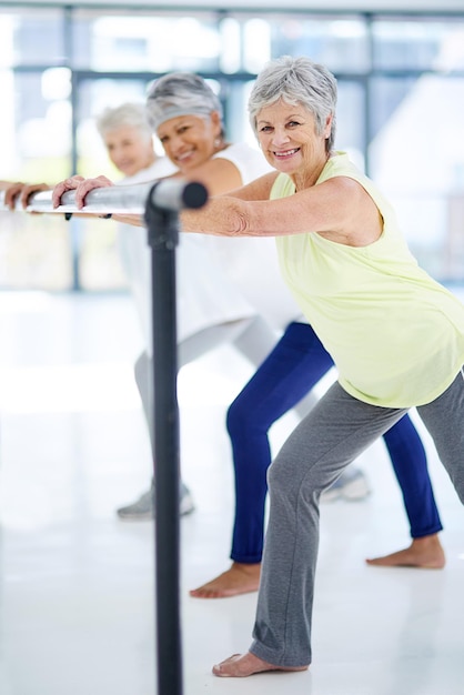 Foto il fitness è uno stile di vita inquadratura di tre donne anziane che si allenano al chiuso