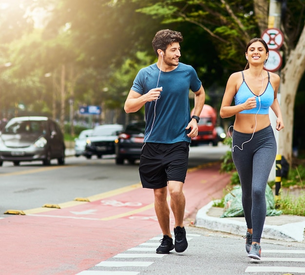 Il viaggio di fitness è reso più facile insieme inquadratura di una giovane coppia sportiva che si esercita insieme all'aperto