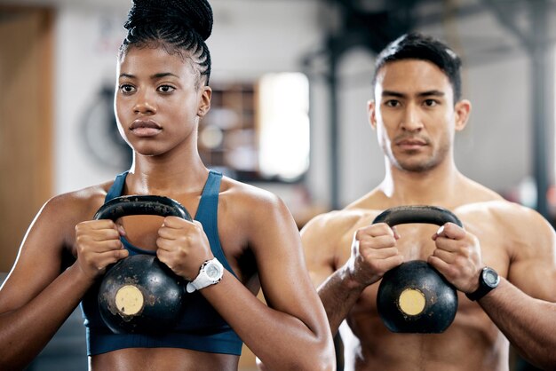 Photo fitness kettlebell or couple of friends at gym strength training exercise or workout at gym together team partnership teamwork or healthy sports athletes with power motivation or focus at gym