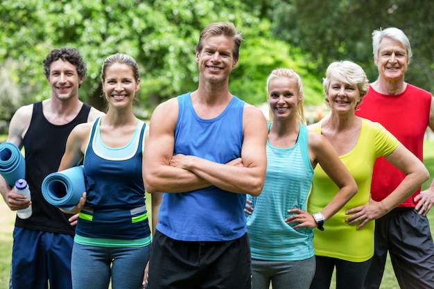 Fitness klasse poseren met sportmatten