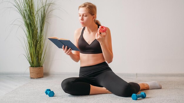 Fitness lezen training pauze vrouw boek dessert