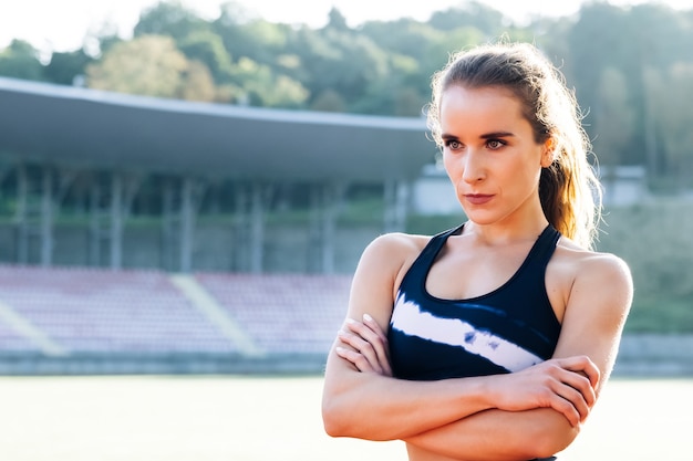 Fitness lifestyle portret Kaukasisch model getraind lichaam copyspace portret van fitness vrouw in de sport